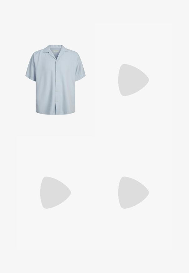 Jack & Jones JPRCCAARON RESORT - Shirt - skyway; White cotton t-shirt with short sleeves, rounded neckline, relaxed fit, and no visible logos or patterns. Smooth texture and minimal design.; Blue denim wide-leg jeans with attached belt, front pockets, and visible stitching on a plain light background.; Black leather clog with a covered toe, adjustable buckle strap, cork footbed, and textured rubber sole for grip.; Black sunglasses with a rectangular shape, thick frames, and dark lenses. Features a glossy finish and distinctive hardware accent on the temples.