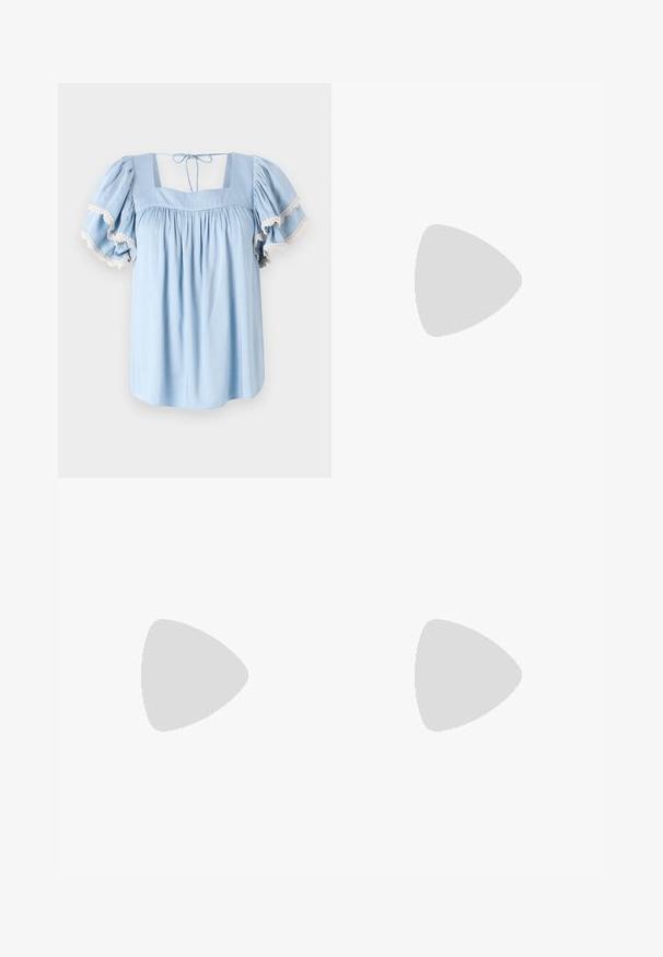 Blusa azzurro chiaro con scollatura quadrata e maniche a sbuffo. Presenta tessuto arricciato e una delicata rifinitura in pizzo lungo i bordi delle maniche.; Jeans a zampa d'elefante blu scuro in denim. Caratterizzati da una vita alta, tasche anteriori e dettagli con spacco all'orlo. Design classico a cinque tasche.; Pantofole da balletto nere in pelle con punta arrotondata, texture liscia, dettagli di cucitura minimi e design con suola flessibile.; Borsa a tracolla in pelle marrone con chiusura a pattina, hardware color oro, tracolla e una finitura liscia. Forma rettangolare compatta.
