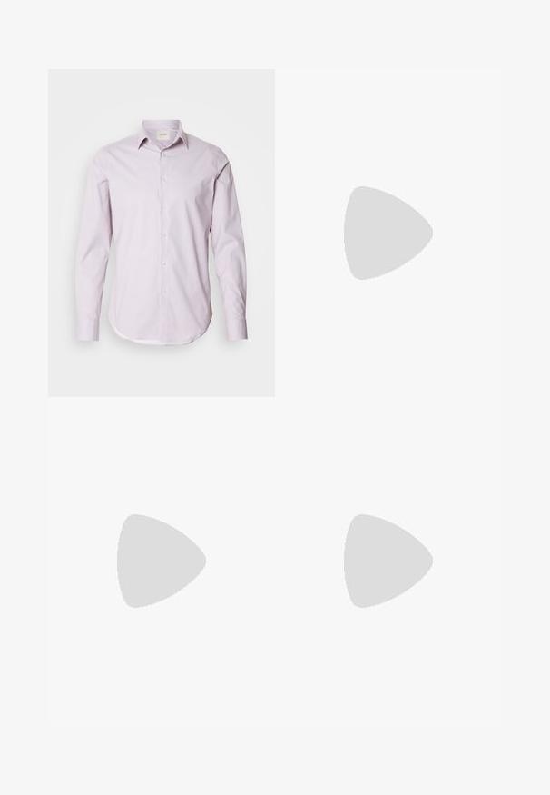 Camicia a maniche lunghe rosa chiaro con piccoli pois bianchi, colletto button-down e orlo arrotondato. Realizzata in tessuto morbido con una leggera lucentezza.; Pantaloni beige a gamba larga con vita alta, davanti plissettato e passanti per cintura. Realizzati in tessuto liscio con un design pulito e minimal.; Stivale alla caviglia in pelle marrone con punta affusolata, pannelli elastici laterali, dettagli testurizzati sul davanti e tacco basso a scossaline.; Occhiali da sole tartarugati con lenti marroni, stile aviator, caratterizzati da un design elegante della montatura e dettagli metallici sulle aste.
