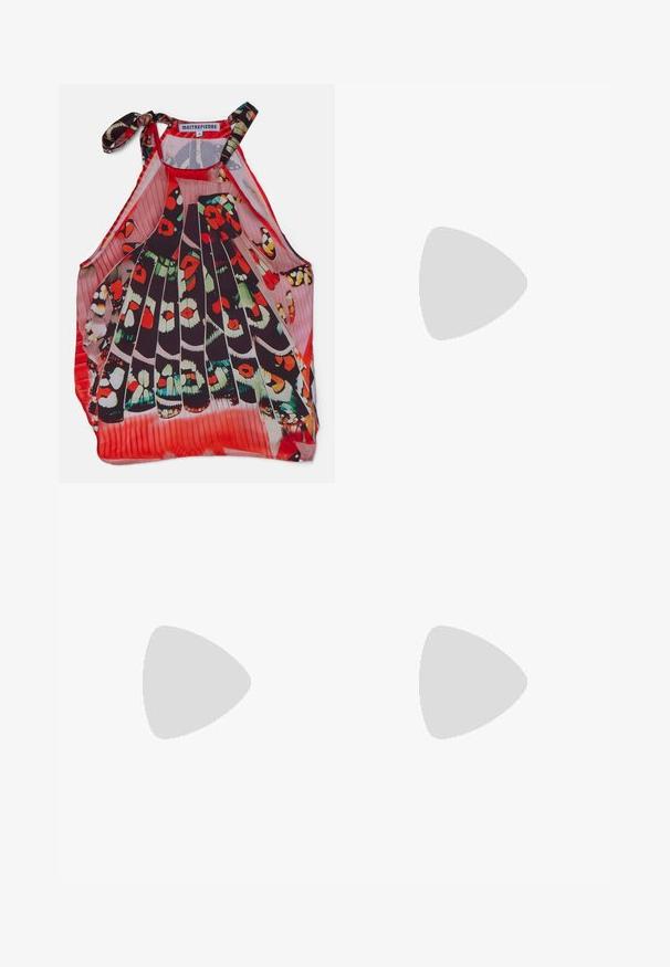 Haut sans manches multicolore avec un design plissé, arborant un motif de papillon en rouge, vert et noir. Des nœuds aux épaules ajoutent une touche de détail.; Haut court sans manches de couleur pêche clair en tissu côtelé, avec un col rond et un petit logo swoosh Nike blanc à l'avant.; Pantalon de survêtement rouge avec une taille élastique et un cordon de serrage. Comprend des ourlets à enroulement et un petit logo accent sur la cuisse gauche. Texture douce.; Baskets montantes blanches en cuir avec un col rembourré, un embout perforé, des lacets et une sangle de cheville ajustable ; logo sur le côté.