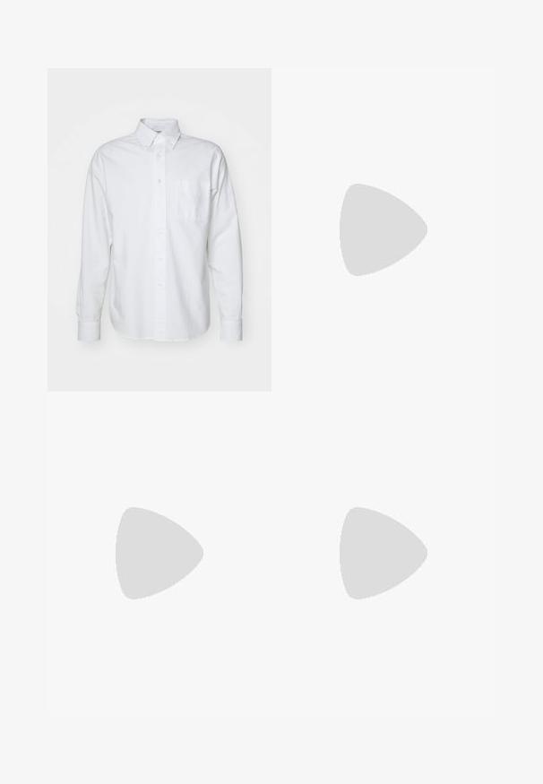 Fehér gombos ing, pamutból készült, hegyes gallérral, hosszú ujjal, egyetlen mellzsebbe helyezhető és finom, világos textúrával.; Fiatal, fonott hajú személy világosszürke Nike pólót és fekete Nike rövidnadrágot visel, egy sima fehér háttér előtt.; Beige színű cargo nadrág könnyű pamut anyagból. Rugalmas mandzsettákkal, több oldalsó zsebbel és gombos záródással rendelkezik.; Fehér bőr sportcipők perforációval, kerek orral, lapos talppal és vastag fűzőkkel, látható swoosh logóval és "AIR" felirattal a sarokrészen.