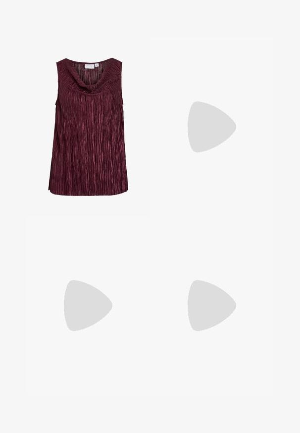 Burgundy ärmlös topp med draperad halsringning, med vertikala veck och en texturerad yta. Tillverkad av ett glänsande, lätt material.; Breda byxor i vitt material, med en slät yta, framfickor och en klassisk midja med bälteshål.; Tåspets slingback-häl i ett slätt, glansigt brunt material. Har en kurvad utskärning och en smal stilettklack. Silverdetalj med spänne.; Brun läder crossbody-väska med en böjd form, gyllene detaljer och en spänneaccent. Har en avtagbar axelrem.