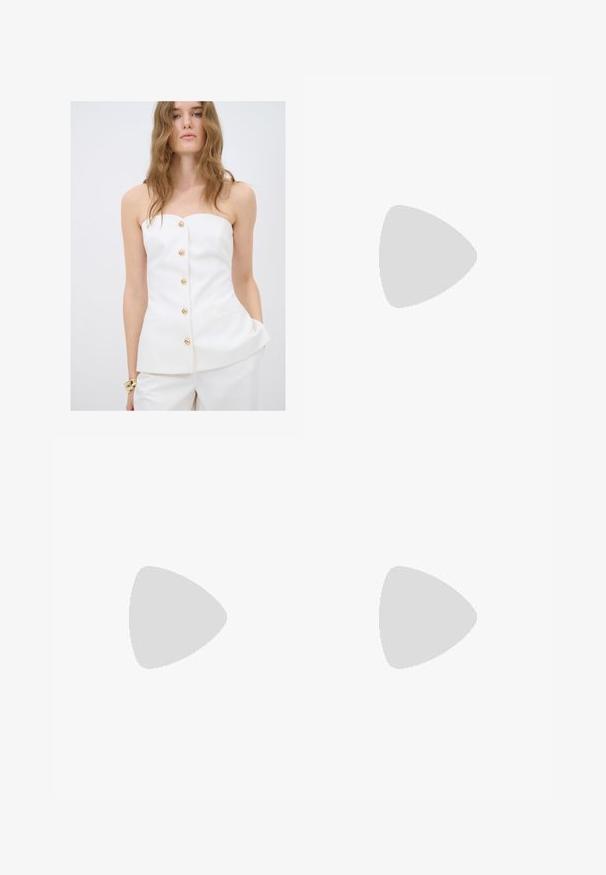 Bílý těsný top s bezramenným designem, který má řadu zlatých knoflíků, strukturované švy a boční kapsy. Hladká, texturovaná tkanina.; Bílé kalhoty s širokými nohavicemi vyrobené z měkké tkaniny. Mají elastický pas se stahovací šňůrkou a hladkou strukturu. Žádné viditelné vzory ani kovové prvky.; Bílé sandály na vysokém podpatku s robustním podpatkem, s designem s pásky a zavazováním kolem kotníku. Hladký povrch s platformou vpředu pro zvýšení výšky.; Bílá syntetická kabelka v trojúhelníkovém tvaru, s plochým předním klopným víkem a detailem mašle, nastavitelným popruhem, hladkým povrchem a minimalistickým designem.