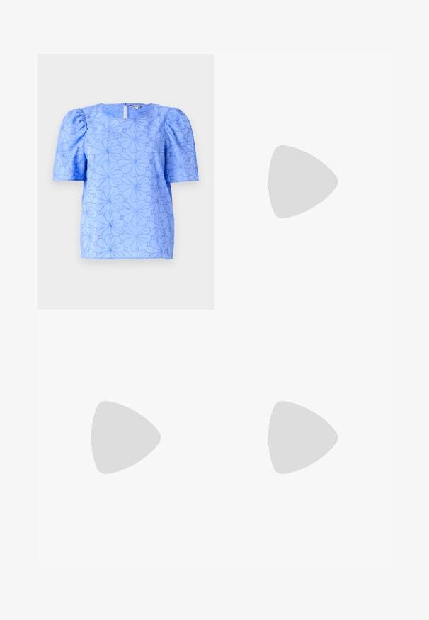 Lys blå bluse med puffede ærmer, struktureret blomster mønster og firkantet udskæring; har en nøglehulskæring bagpå.; Lysblå flagrende jeans lavet af denim, med høj talje, fem lommer og en enkelt knaplukning. Blød tekstur med en falmet finish.; Sorte patentlæder slingback hæle med spids tå og en geometrisk blok hæl. Har et elegant, minimalistisk design og en glat tekstur.; Sort læderhåndtaske med en buet form, aftagelig rem og guldfinish. Tasken har en klap med en spænde detalje.