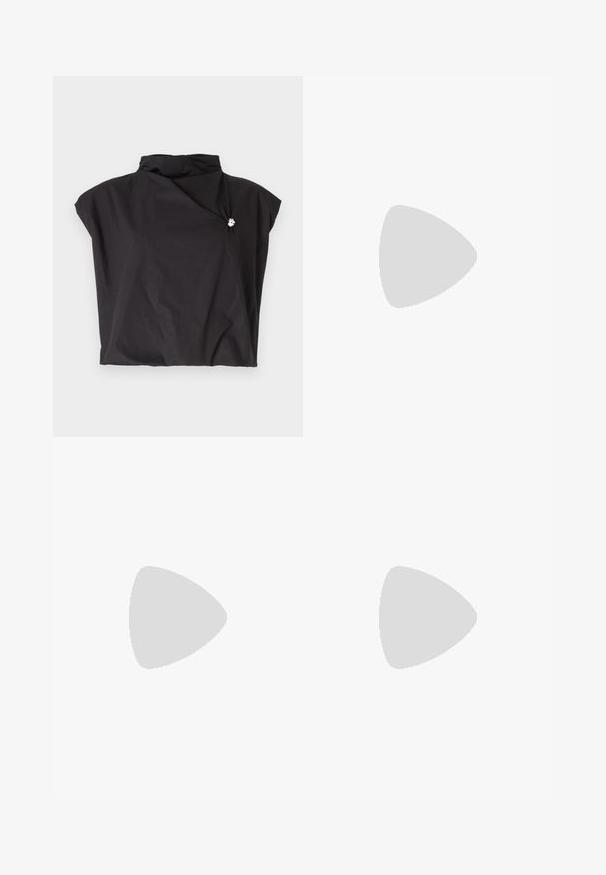 Top nero a maniche corte con colletto alto, design asimmetrico e chiusura laterale adornata con un accento argentato. Tessuto leggero e texturizzato.; Pantaloni neri a gamba dritta, con tasche frontali e spacchi laterali all'orlo. Realizzati in tessuto morbido e liscio. Adatti a diverse occasioni.; Sandali con tacco in vernice nera, con punta squadrata, cinturini alla caviglia e fibbie in argento. Presentano un tacco a blocco spesso per maggiore stabilità.; Borsa a tracolla in pelle marrone con forma curvata, hardware dorato e un dettaglio con fibbia. Presenta una tracolla rimovibile.