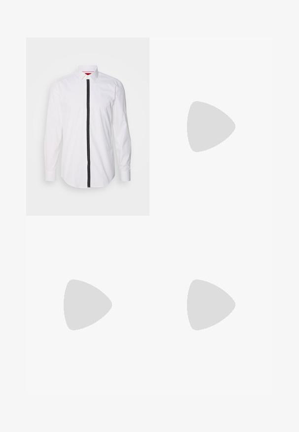 Bela srajca z dolgimi rokavi z navpično črno črto spredaj, ki ima ovratnik na gumb in gladko teksturo.; Bela bombažna majica s kratkimi rokavi in okroglim izrezom, z diskretnim reliefnim logotipom na prsih. Notranja oznaka ima oranžni akcent.; Modre kavbojke z visokim pasom, ravno krojenjem in rahlim bledenjem. Imajo klasičen pet-pocket stil in zapiranje na zadrgo.; Črne usnjene loafersice z zaobljenim nosom, sprednjim pasom in nizkim gumijastim podplatom. Imajo subtilno šivanje in zadnji trak za omogočanje obuvanja.