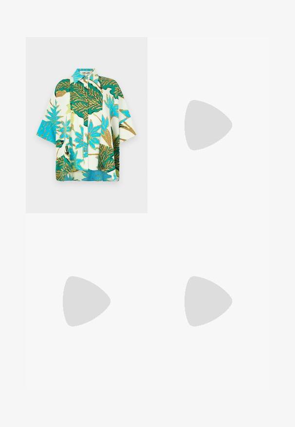 Kraujas ar īsām piedurknēm ziedu krekls ar spilgti zaļu, zilu un baltu lapu rakstu, ar pogāšanas priekšu un brīvu piegriezumu.; Diane von Furstenberg ELISE PANTS - Džinsi ar paplatinātiem galiem - navy; Tumši zili zamšādas kurpes ar norādītu degunu un vidēja augstuma blokveida papēdi. Gluda tekstūra ar smalku spīdumu un nelielu izgriezumu priekšā.; Zelta apli gredzens ausī, kas valkāta labajā pusē, ar atvērtu dizainu. Modelim ir taisni, tumši mati un minimāls grims.