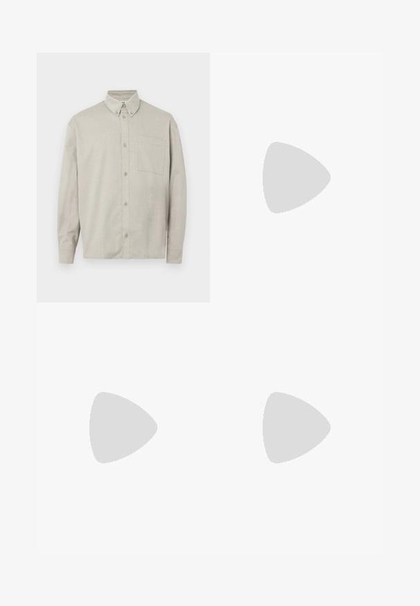 Šviesiai pilkas, ilgomis rankovėmis mygtukų užsegamas marškinys, pagamintas iš minkštos medžiagos. Yra mygtukų pavadėlė, priekinė kišenė ir laisvas siluetas.; Ilgų rankovių baltas medvilninis marškinis su apvalia iškirpte, šonuose su plyšiais apačioje ir lygia tekstūra, rodomas iš nugaros.; Šviesiai mėlyni džinsai su tiesiu kirpimu, penkios kišenės, mygtuko užsegimas, minimalus blukimas ir kontrastingi siuvimo detalės.; Baltas sportinis batelis su lygiu odiniu paviršiumi ir žemu profiliu. Turi suapvalintą pirštą, šešis akių skyrius ir tekstūruotą gumos padą.