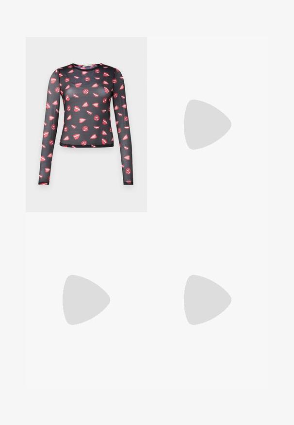 Top nero trasparente a maniche lunghe con motivo di labbra rosse ripetute e dettagli bianchi, design aderente e scollatura rotonda.; Jeans a zampa d'elefante in denim bianco con vita alta, design a cinque tasche e cuciture in evidenza. Dotati di chiusura con bottone e zip in metallo.; Scarpa col tacco alto in pelle bianca con punta affusolata, cinturino alla caviglia e tacco a stiletto sottile. Texture liscia con una finitura leggermente lucida.; Borsa a tracolla nera in pelle con superficie texturizzata, forma rettangolare, tracolla regolabile e una decorazione con logo metallico sul fronte.