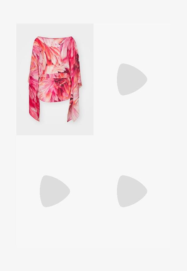 Blusa leggera e fluida in tonalità di rosa, con un motivo di piume. Maniche ampie e drappeggiate e dettaglio arricciato in vita.; Pantaloni neri a gamba larga con finitura liscia, davanti piatto, passanti per cintura e chiusura a un bottone in vita.; Sandal nero con tacco a spillo, straps incrociati e fibbia regolabile. Presenta una texture liscia e un tacco affusolato.; Borsa a tracolla nera in pelle con due tasche frontali, fibbie dorate, chiusura con zip e una tracolla sottile. Superficie texturizzata e forma rettangolare compatta.