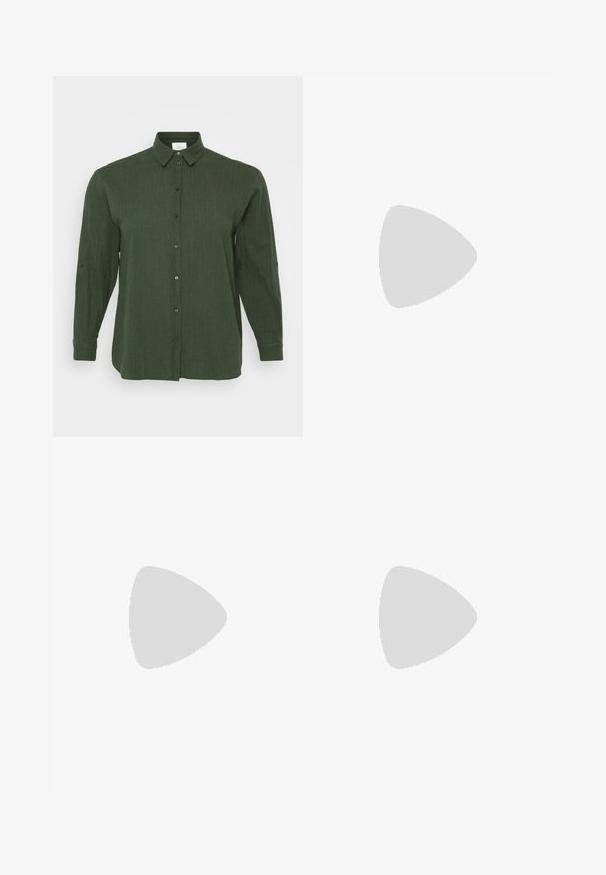 Camisa verde de mangas largas con un frente abotonado, tejido texturizado y un cuello clásico. Las mangas enrollables con tableros de botones añaden versatilidad.; Jeans de mezclilla de color azul claro con un diseño de pierna recta, que cuentan con cinco bolsillos, pasadores para cinturón y un ligero desgaste en la parte delantera.; Zapatos de tacón en charol negro con tira al tobillo, punta afilada y un pequeño tacón bloque, que cuentan con un acento de hebilla plateada en la correa.; Bolso de piel negra con forma curva, correa desmontable y herrajes dorados. El bolso cuenta con una solapa con un detalle de hebilla.