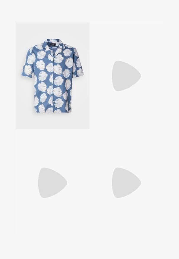 Korte mouwen overhemd van blauwe stof met witte bladvormige patronen, met een kraag en vijf knopen aan de voorkant. Lichtgewicht textuur.; Twee longsleeves, één zwart en één wit, gemaakt van katoen met ronde hals en een gladde textuur, gepresenteerd in een gestapelde opstelling.; Wijdbeenbroeken met een kaartprint in marineblauw op een beige achtergrond, met geplooide details bij de taille en een relaxte fit.; Zwarte leren instappers met een ronde neus, een band met kwastjes en een chunky zool met een loopvlak. Glad oppervlak en een klassiek ontwerp.