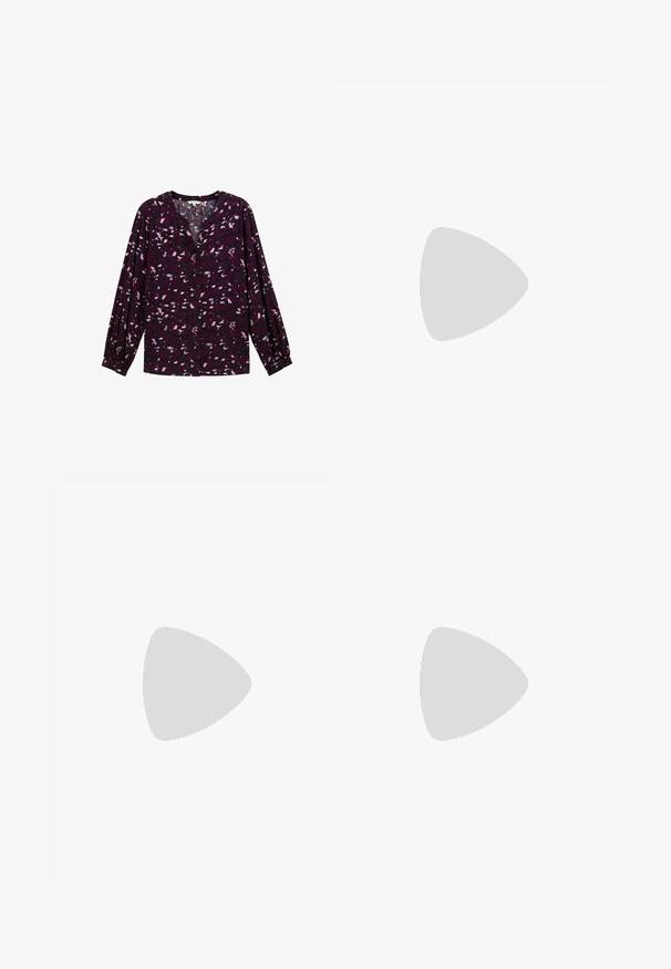 TOM TAILOR PLUS - GEMUSTERTE - Bluse - berry autumn floral design; Schwarze weite Hosen mit hoher Taille, Knopfdetails am Bund und vorderen Falten.; Schwarze Lederpumps mit spitzem Zehenbereich und niedrigem Blockabsatz. Mit einem Knöchelriemen und einer goldfarbenen Schnalle. Glatte Textur.; Schwarze Handtasche mit strukturierter Form, glatter Textur und einem metallischen Verschluss. Kombiniert mit weiten schwarzen Hosen und offenen Sandalen auf einem Holzboden.