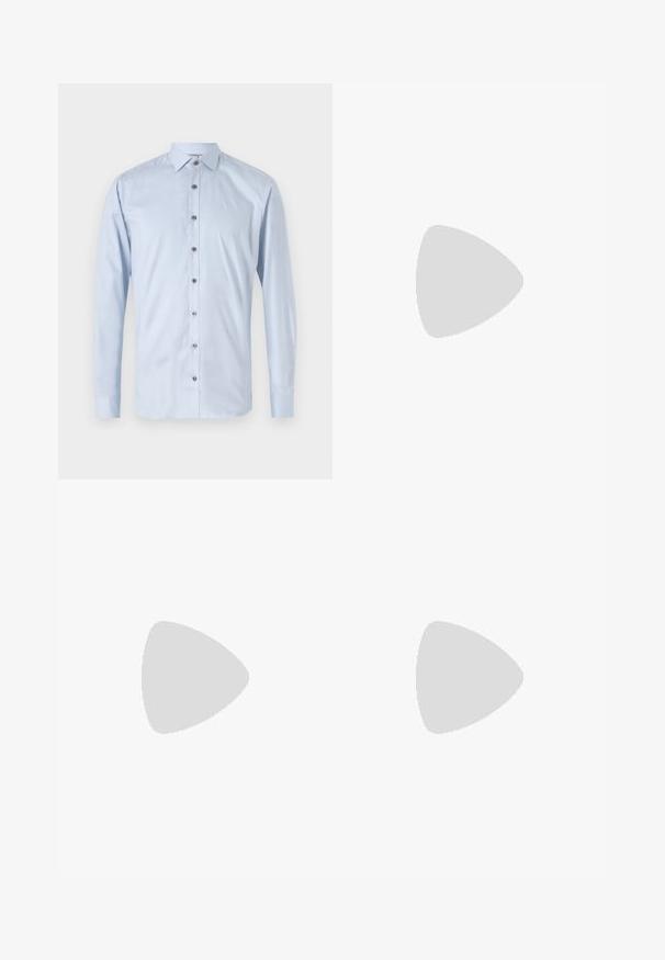 Camicia azzurro chiaro a maniche lunghe realizzata in tessuto morbido, con colletto a punta e bottoni marroni lungo tutta la parte frontale.; Pantaloni neri in tessuto liscio, con un design a gamba dritta, tasche frontali, chiusura con un singolo bottone e senza motivi visibili.; Sneakers in pelle bianca con perforazioni, punta rotonda, suola piatta e lacci spessi, con logo swoosh visibile e "AIR" sul tallone.; Occhiali da sole in plastica nera con lenti verdi, montatura quadrata, dettaglio argento sulla parte superiore e steli con texture. Marchio indicato sulla parte interna dello stelo.