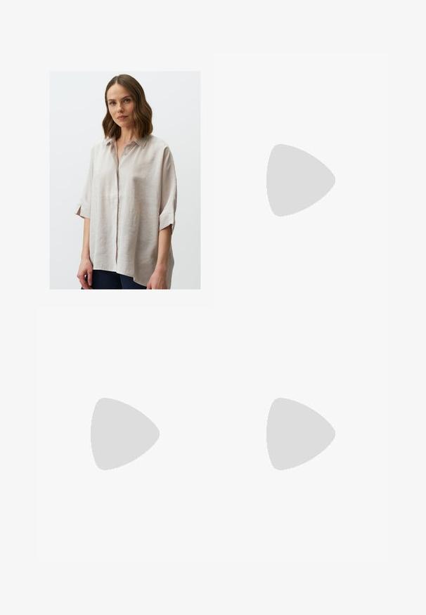 Jimmy Key LOOSE FIT THREE QUARTER SLEEVED SLIT  - Camicia - bej; Pantaloni neri a gamba larga con pieghe, caratterizzati da una texture liscia e un design a vita alta. Stile minimalista, senza hardware o decorazioni visibili.; Scarpa slingback in pelle nera con punta appuntita e tacco basso su sfondo bianco.; Borsa a mano in pelle nera con una texture liscia, forma arrotondata, dettagli in hardware dorato e doppi manici. Presenta un lucchetto decorativo sul lato.