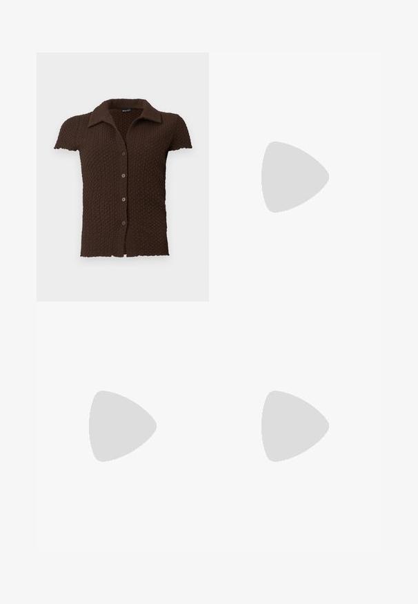 Brun kortærmet bluse med et struktureret, vaffelstrikstof. Har en krave og fem matchende knapper ned foran.; Brune brede bukser med en glat tekstur, der har et sort bælte i taljen og sidelommer. Skræddersyet design og afslappet pasform.; Brune lædersandal med krydsende stropper, ankelspænde og en flad sål med minimale syninger.; Brun læder crossbody taske med en buet form, guldfarvet hardware og en spændeaccent. Har en aftagelig skulderrem.