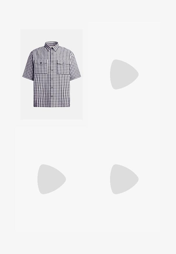 Camicia a maniche corte a quadri in blu navy e bianco, con due tasche sul petto, chiusura con bottoni e colletto classico. Materiale in cotone.; Top senza maniche bianco realizzato in cotone a costine. Presenta un collo rotondo e una texture liscia. L'etichetta riporta "PULL&BEAR."; Pantaloni khaki con design a gamba dritta, dotati di chiusura con bottone e fronte plissettato. Realizzati in tessuto liscio con finitura opaca.; Mocassini in pelle nera con punta arrotondata, design senza lacci e suola in gomma spessa con battistrada testurizzato. Tacco elevato e dettagli di cucitura discreti.; Occhiali da sole neri rettangolari con lenti scure, dotati di una montatura spessa, accenti sottili sui lati e senza loghi visibili oltre al nome del marchio.