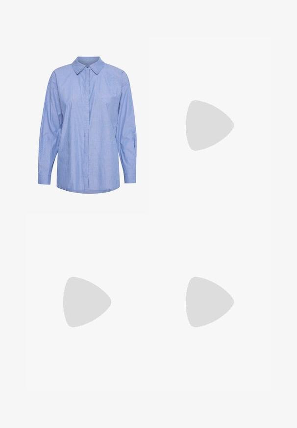 Long-sleeve shirt made of cotton, featuring a blue and white striped pattern, classic collar, button-down front, and relaxed fit.; Wide-leg trousers in dark brown fabric. Features include pleats at the front, a waistband with belt loops, and side pockets. Smooth texture.; Black leather slingback heeled shoe with a pointed toe and a chunky block heel. Features an adjustable strap with a metal buckle.; Black leather shoulder bag with a smooth texture, curved shape, adjustable strap, and a zip closure. Minimalist design without embellishments.