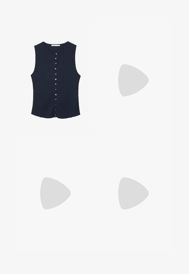 Top senza maniche di colore blu navy realizzato in tessuto testurizzato, con scollatura rotonda e una patta frontale con nove bottoni blu.; Pantaloni ampi marroni con una texture liscia, caratterizzati da una vita alta e pieghe frontali. Il tessuto è leggero e scorre liberamente.; Sandal in camoscio marrone con tacco alto, punta aperta, cinturino alla caviglia regolabile e suola a piattaforma striata.; Occhiali da sole neri oversize con lenti marroni, caratterizzati da una montatura ampia e angolare e bracci diritti. Finitura lucida e liscia, hardware minimal.