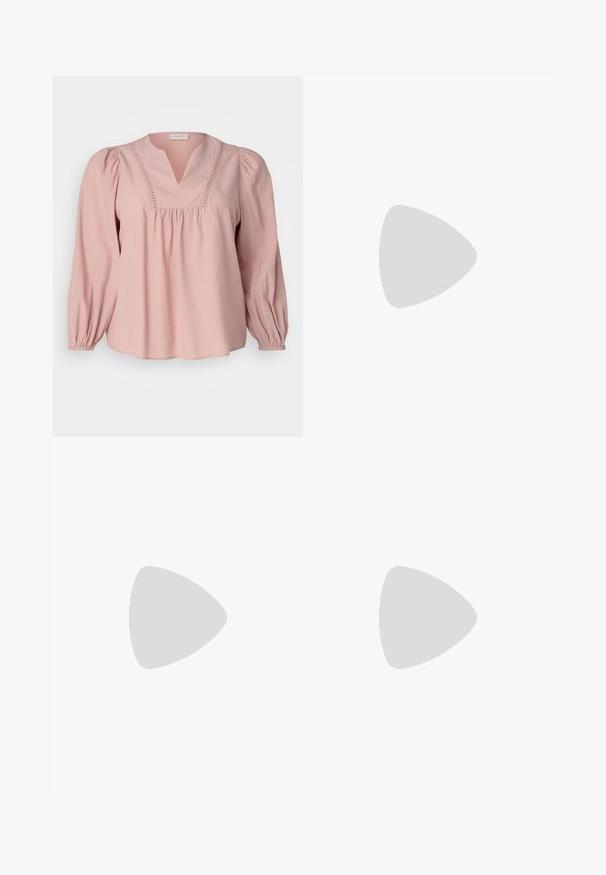 ONLY Carmakoma CARMYRNA - Blūze - silver pink; ONLY Petite ONLMADISON BLUSH WIDE - Džinsi ar platām starām - dark blue denim; Baltas plakans zābaks ar smailu purngalu, rotāts ar sudraba kniedēm, ar sprādzi, kas iet ap potīti, un gaiši brūnu zoli.; Melnas lielas saulesbrilles ar ģeometrisku dizainu, taisnstūrveida lēcas un spīdīgu apdari. Uz priekša nav redzama zīmola.; Sudraba riņķveida auss gredzeni ar gludu, pulētu apdari. Apaļa forma un drošs klikšķa augšējais slēgums. Viegls dizains, kas piemērots ikdienas valkāšanai.