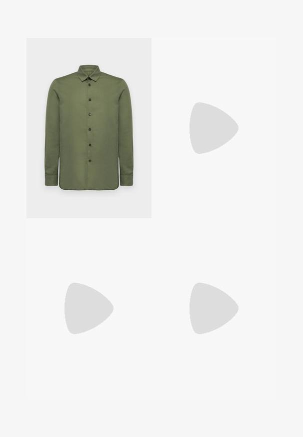 Olijfgroene blouse met lange mouwen, een puntige kraag, sluiting met knopen aan de voorkant en een gladde textuur. Heeft subtiele stiknaden en een rechte zoom.; Witte katoenen tanktop met een ronde halslijn, brede schouderbanden en een rechte zoom, met een gladde textuur en zonder zichtbare patronen.; Donkerblauwe denim jeans met een hoge taille, brede pijpen, contrasterende gele stiksels en een knoopsluiting op de tailleband. Geen achterzakken zichtbaar.; Witte hardloopschoen met een ademende mesh bovenkant, geprofileerde accenten en een gevoerde zool. Voorzien van een snelvetersysteem voor gemakkelijke pasvorm.