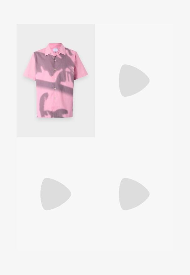 Camicia a maniche corte di colore rosa con un design a gradiente che sfuma fino al viola, dotata di chiusura a bottoni e colletto standard.; Pantaloni marroni a vita alta realizzati in tessuto testurizzato. Presentano gambe ampie e due pieghe frontali per struttura. Rifinitura curata senza hardware visibile.; Mocassini neri in pelle con una texture liscia, punta arrotondata e una striscia decorativa sulla tomaia. Tacco basso impilato, design minimalista.; Borsa tote in tela nera con manici in pelle nera. Design semplice, corpo spazioso e texture liscia. Nessun logo o motivo visibile.