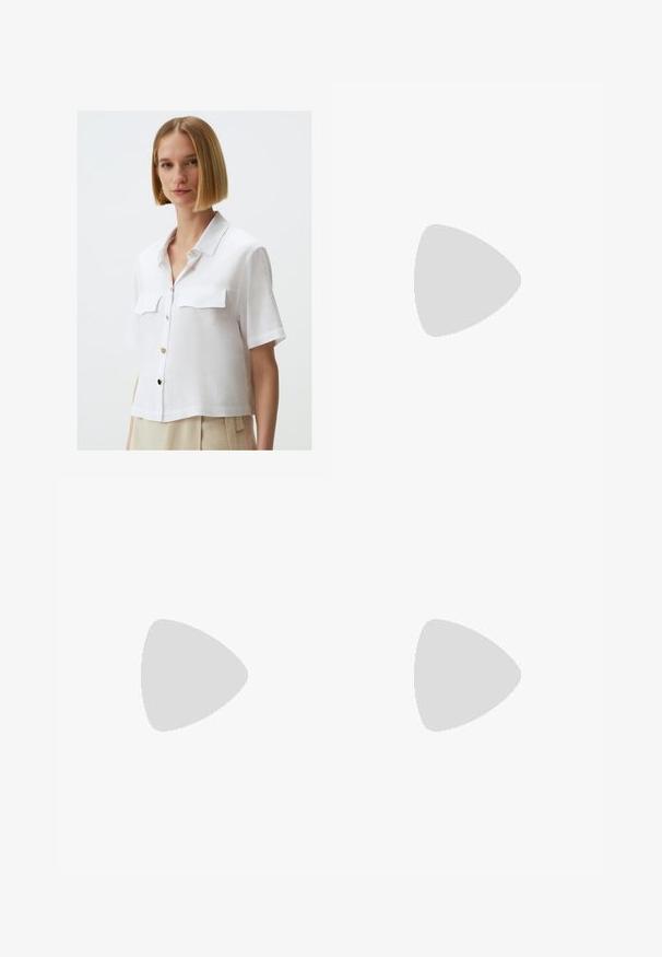 Jimmy Key SHORT SLEEVE WITH POCKET DETAIL - Overhemdblouse - white; Bordeaux-brode broek met een gladde textuur, voorzien van een zwarte riem in de taille en zijzakken. Tailored ontwerp en comfortabele pasvorm.; Zwarte gepatineerde leren slingback hakken met een spitse neus en een geometrische blokhak. Kenmerkt zich door een slank, minimalistisch ontwerp en een gladde textuur.; Zwarte leren handtas met een gebogen vorm, afneembare schouderband en gouden hardware. De tas heeft een klep met een gespsluiting.
