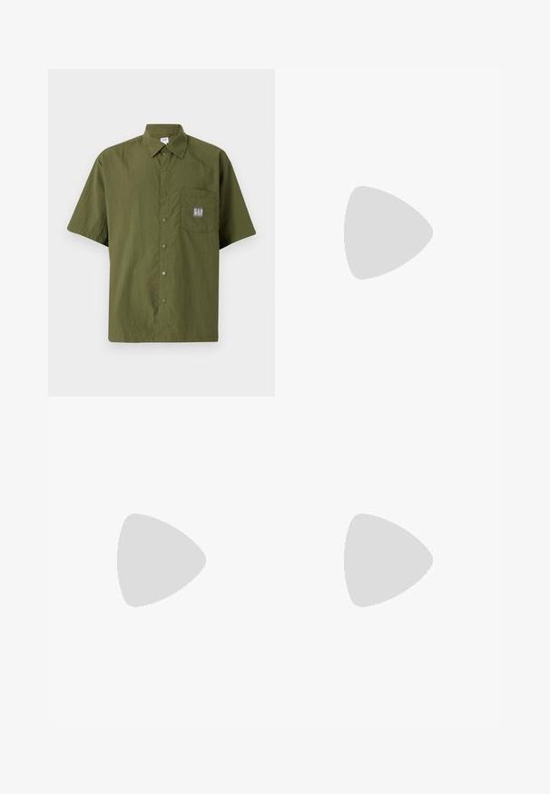 Chemise à manches courtes en tissu vert olive avec un col boutonné, dotée d'une poche poitrine avec un écusson gris du logo GAP.; T-shirt blanc à manches courtes en coton. Il possède un col rond classique et une coupe décontractée avec une texture lisse. Aucune motif ni accent.; Shorts en coton noirs à coupe droite, longueur genou, arborant un logo de marque visible sur l'ourlet et une texture lisse.; Baskets en daim bleu avec des rayures blanches et le texte "Gazelle". Présentent une semelle en caoutchouc à gomme et des accents texturés sur le dessus. Design classique.