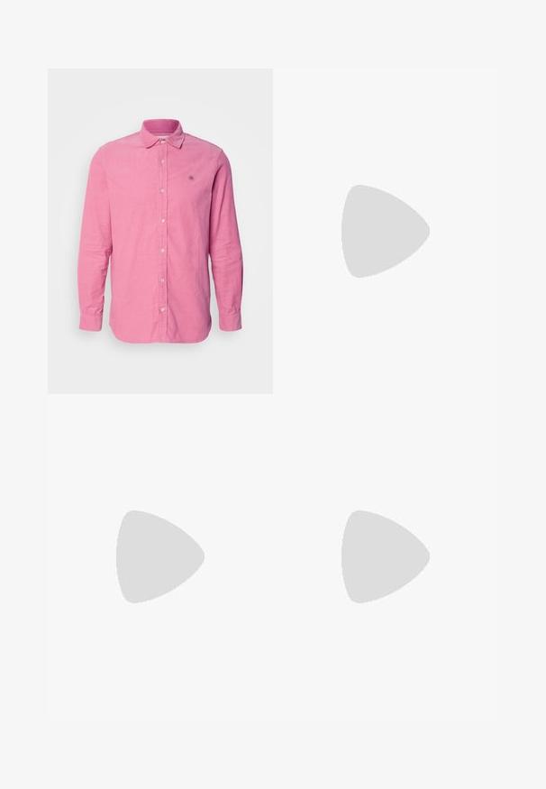 Scotch & Soda SHIRT - Camicia - poetry pink; T-shirt bianco in cotone con collo rotondo, maniche corte e un logo a rilievo discreto sul petto. L'etichetta interna ha un accento arancione.; Pantaloni neri su misura con taglio dritto. Realizzati in tessuto liscio, presentano una parte anteriore piatta, passanti per cintura e due tasche laterali.; Scarpa da uomo in pelle nera con finitura liscia, punta rotonda e suola bassa e texture. Presenta un design con lacci e un tassello sul tallone per un facile indossamento.
