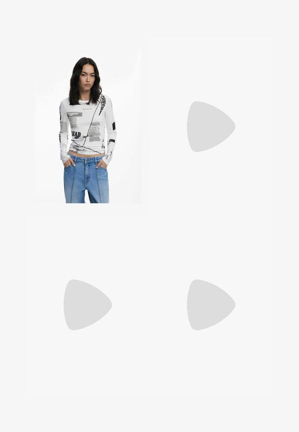 Weißes Langarmshirt mit schwarzem Grafiktext und abstrakten Drucken. Gerippte Textur, Rundhalsausschnitt und taillierte Passform. Kombiniert mit Jeans.; Schwarze Hose mit geradem Schnitt, ausgestattet mit Fronttaschen und Seitenschlitzen am Saum. Hergestellt aus weichem, glattem Stoff. Geeignet für verschiedene Anlässe.; Schwarze patentierte Sandalen mit Absatz, quadratischer Spitze, Knöchelriemen und silbernen Schnallen. Mit einem stabilen Blockabsatz für mehr Stabilität.; Schwarze Laptoptasche aus Leder mit glatter Textur, rechteckiger Form und zwei langen Griffen. Keine sichtbaren Beschläge oder Verzierungen.