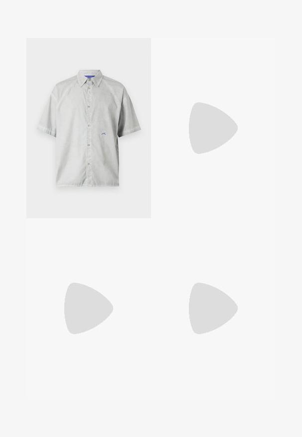 Chemise à manches courtes, gris clair, en tissu lisse. Présente un col pointu et un petit logo bleu sur la poitrine.; Michael Kors PLEATED WIDE LEG - Pantalon classique - black; Baskets en cuir blanc avec une finition texturée, bout rond, semelle en caoutchouc beige et six œillets pour lacets gris, avec un discret logo sur le côté.; Sac bandoulière en cuir beige avec une finition texturée, comprenant une poche zippée à l'avant et une sangle noire réglable. Logo affiché à l'avant.