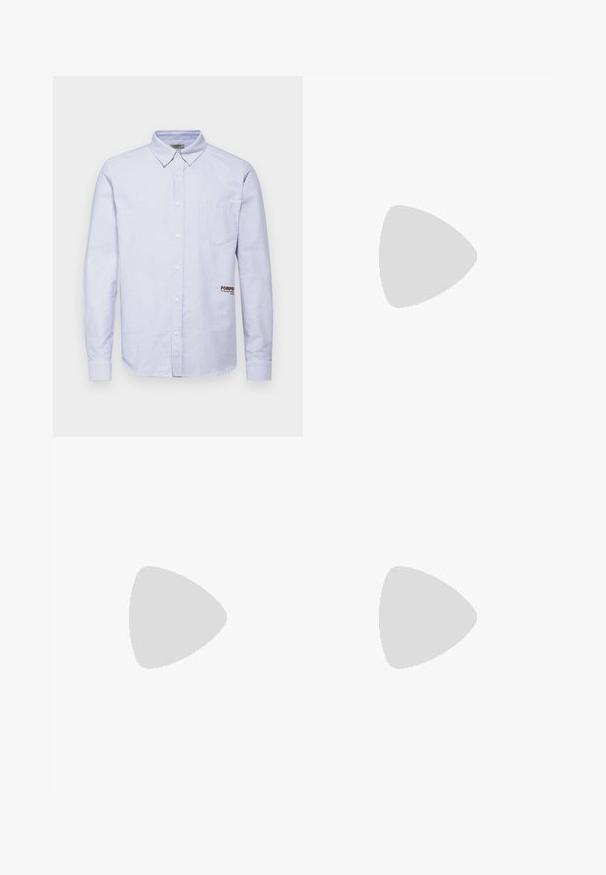 Pompeii STRIPE SKY OXFORD SHORT - Πουκάμισο - sky; Λευκά βαμβακερά cargo παντελόνια με χαλαρή εφαρμογή. Ενδεικτικά χαρακτηριστικά περιλαμβάνουν μπροστινές τσέπες, χρυσές λεπτομέρειες και ενισχυμένα γόνατα.; Καφέ και μπλε καρό παντελόνια με φαρδιά πόδια, σε συνδυασμό με λευκά παπούτσια που έχουν μαύρες λεπτομέρειες και υφασμάτινες σόλες, τοποθετημένα σε πράσινο φόντο.; Καφέ φλις πουλόβερ με κουμπί quarter-zip και κεντημένο λογότυπο, συνδυασμένο με μια μαύρη στρογγυλή τσάντα χιαστί με φερμουάρ και λεπτομέρεια λογότυπου, φορεμένο πάνω από τζιν.