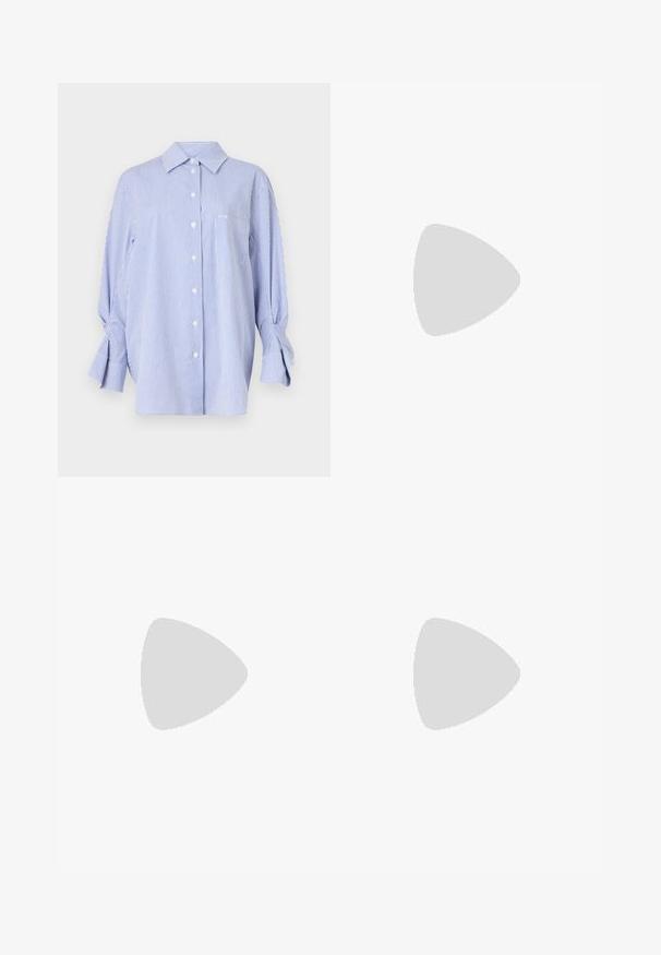 Blå og hvidstribet skjorte med knapper og afslappet pasform, der har en spids krave, lange ærmer med slipsdetaljer og en brystlomme.;  Sorte og hvide tapered bukser med en slim fit og kontrasterende paneler. Stoffet har en glat tekstur; taljebåndet er fladt og tætsiddende.; Sorte læder slingback hæle med spids tå, slank hæl og dekorativ spænde detalje på vampen. Glat tekstur og strømlinet design.; Sort-hvid stribet håndtaske med en struktureret form, der har et håndtag på toppen, en aftagelig kædestrop og et metallisk logo som accent.