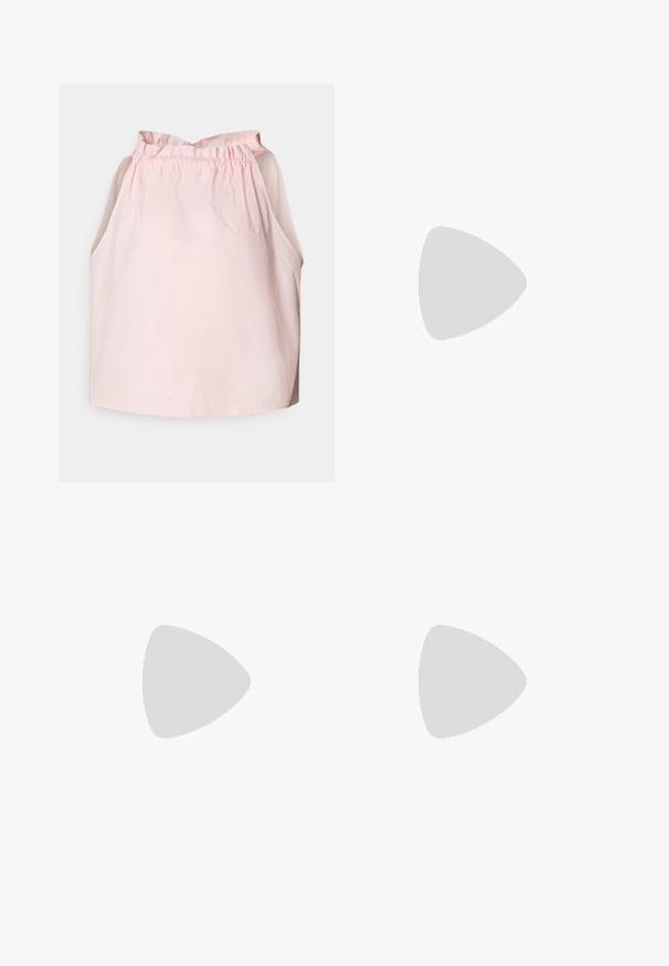 Pinko TALE - Top - pink; Bílý dlouhý rukáv s výstřihem do V, zdobený knoflíkovými detaily a rib synováním, navržený pro volný střih.; Černé tepláky s elastickým pasem, manžetami na kotnících a postranními kapsami. Měkká tkanina s hladkým povrchem a volným střihem.; Hnědé semišové tenisky s bílými akcenty a tkaničkami. Gumová podrážka. Nošeny s bílými ponožkami s černými pruhy. Zelená strukturovaná podlaha.