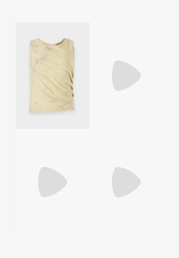 Lys gul ermeløs topp med en drapert design og subtil marmorert tekstur. Har en avslappet passform og rund halslinning.; Svart vide bukser med høy midje, knappdetaljer på midjebåndet og frontplisser.; Svart lakkert lærloafer med flat såle, rund tå og en dekorativ rem med gulltonet akzent. Glatt, blank overflate.; Marineblå semsket skinnhåndveske med en avslappet design, brede skulderstropper og synlige sømdetaljer på kroppen.