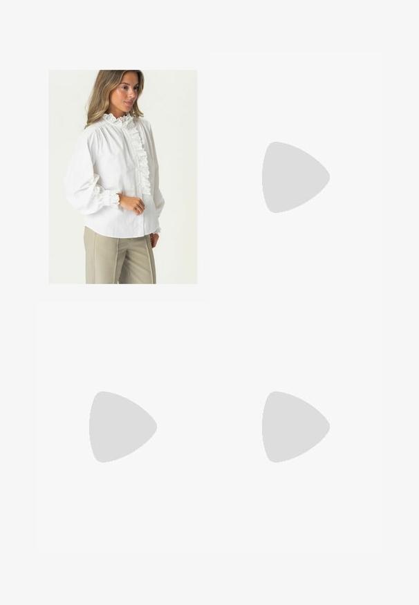 Bluză albă din bumbac cu un guler înalt cu volane, închidere frontală cu nasturi și dantelă la manșete. Mânici lungi și textură moale, netedă.; Jeansi din denim bleu închis, cu talie înaltă, buzunare frontale și picioare evazate, expuși plat pe un fundal alb.; Mocasini din piele patent cafenie, cu vârf pătrat, accent cu lanț metalic și toc mic; textură netedă, design minimalist.; Geantă din suede maro cu un design plisat, având o curea din piele bej și un detaliu subtil cu logo auriu în partea din față.