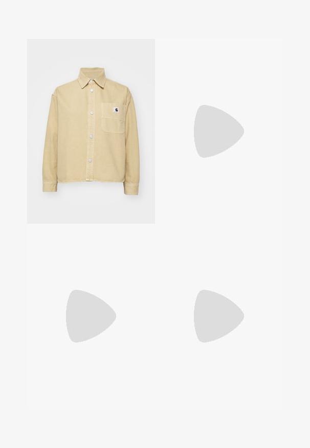 Carhartt WIP GEORGIA - Skjortebluser - bourbon; Afkortet ribbet top i mørk navy, med høj halsudskæring og et subtilt Nike-logo. Stoffet har en struktureret, strækbar overflade.; Hvide cargo-bukser lavet af denim, med en afslappet pasform, sidelommer og synlige syninger. Ensfarvet front med knaplukning.; Beige atletik sko med mesh og syntetiske overlejringer, med en tekstureret overflade, polstret krave og "ABZORB" dæmpning ved hælen.