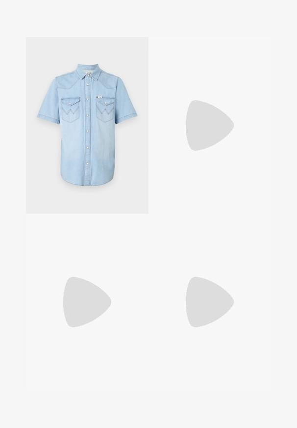 Camicia di jeans azzurro chiaro a maniche corte con colletto, bottoni a pressione e due tasche sul petto con cuciture a zig-zag.; Jeans in denim blu scuro con design a gamba dritta. Presentano cuciture visibili, una chiusura con bottone e pieghe frontali per un tocco di dettaglio in più.; Sneaker neri in pelle con strisce bianche, suola in gomma texturizzata e allacciatura frontale. Presenta un'etichetta con il marchio sulla linguetta.; Borsa a tracolla nera in pelle con chiusura zip, logo impresso sul davanti e tracolla regolabile. Texture liscia con forma rettangolare.