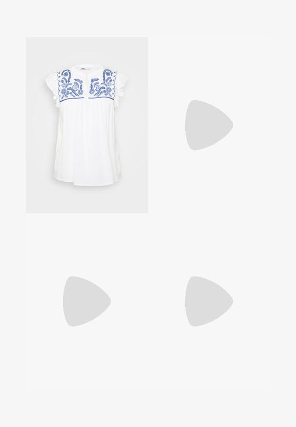 Weiße Baumwollbluse mit blauer Blumenstickerei und Rüschensäumen. Hat einen runden Ausschnitt und einen lockeren Schnitt.; Weite blaue Jeans mit hoher Taille, vorderem Knopf- und Reißverschlussverschluss sowie Vorder- und Hintertaschen vor einem schlichten Hintergrund.; Schwarze Sandale mit Riemchen, quadratischer Zehenform und niedrigem Blockabsatz. Verfügt über mehrere dünne Riemen und einen verstellbaren Knöchelriemen. Hergestellt aus glattem Leder.; Silberner Doppelring mit einer glatten, polierten Oberfläche. Verfügt über ein fließendes, kurviges Design mit überlappenden Abschnitten für einen modernen Look.