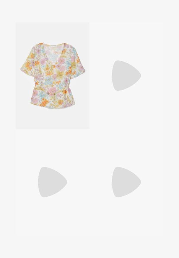 Bluse mit floralem Muster aus transparentem Stoff, V-Ausschnitt, kurzen Ärmeln und leichten Pastellfarben in Orange, Rosa und Blau mit Blumenmustern sowie einem goldenen Akzent.; Braune karierte Hose mit geradem Bein, die aus einem strukturierten Stoff gefertigt ist und dezente Farbtöne von Beige und dunkleren Brauntönen im Muster aufweist.; Schwarze Ledersandalen mit goldenen Schnallenakzenten, die mehrere Riemen und ein flaches Sohlendesign für das Tragen mit offenen Zehen bieten.; Schwarze Leder-Schultertasche mit glatter Oberfläche, ausgestattet mit einem dünnen, langen Tragegurt und einem dezenten genähten Detail in der Mitte.