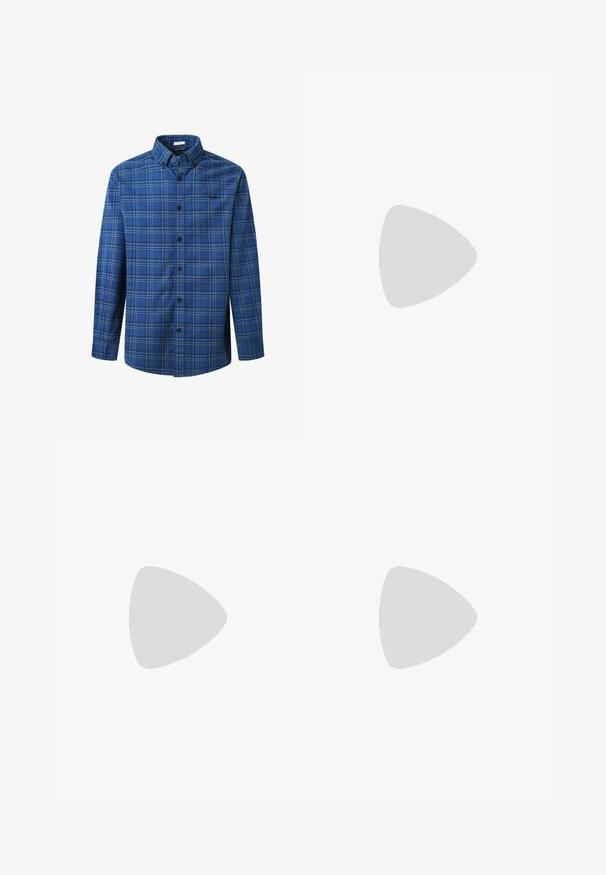 Camicia a quadri blu con bottoni, colletto, maniche lunghe e bottoni neri. Presenta un motivo a scacchi con accenni di verde.; Pantaloni a gamba larga realizzati in tessuto grigio scuro. Presentano pences in vita, un design sartoriale e una silhouette dritta.; Stivale alla caviglia in suede tan con collare imbottito nero, occhielli in metallo dorato, dettagli in cucitura bianca e suola in gomma robusta con battistrada pronunciato.; Borsa a tracolla in tela verde oliva con chiusura a pattina, cinturino regolabile e tasca frontale. Tessuto testurizzato con un aspetto robusto.