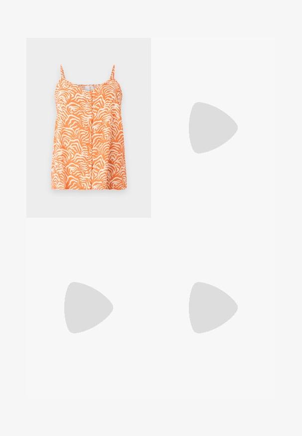 Orange ärmlös topp med ett zebramönster, med knappar framtill och justerbara axelband. Mjuk tygtextur.; Vidbenade byxor i en ljus beige färg, gjorda av ett slätt tyg. Har en klassisk midja och flat front med rena linjer.; Beiga patenterade läderkilklackar med spetsig tå och en smal, fyrkantig klack. Slät yta och minimalistisk design utan utsmyckningar.; Vit axelväska med en strukturerad yta, en centralt placerad spänneaccent och en rundad form. Dragkedjestängningar på båda sidor.