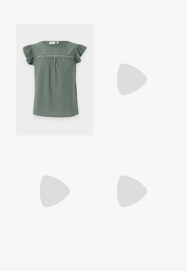 Grüne Bluse mit kurzen Ärmeln aus leichtem, strukturiertem Stoff, mit einem gemusterten Design, das Ösen-Details und Rüschensäume aufweist.; Marineblauer, gefalteter Minirock mit geradem Bund, aus glattem Stoff. Verfügt über vertikale Nähte entlang der Falten.; Schwarze flache Schuhe mit einem kleinen Schleifendetail an der Zehe, kombiniert mit dunkelbraunen gerippten Strumpfhosen. Die Schuhe haben eine glatte Textur und ein niedriges Profil.; Burgunderfarbene Handtasche aus weichem Stoff mit gerafftem Design und langem Trageriemen, quer über den Körper getragen. Das Modell trägt ein weißes Crop-Top und schwarze Jeans.