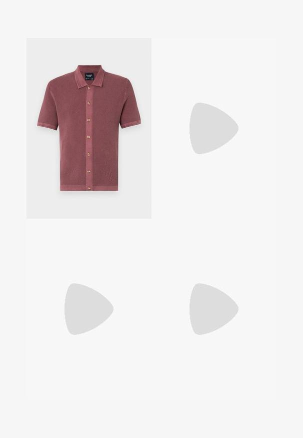 Kortærmet, tekstureret polo-shirt i støvet rosa, med knaplukning foran med træknapper og en kontrastfarvet krave.; Sorte denimbukser med lige ben, fem lomme-design og knaplukning foran. Glat tekstur med minimale syninger.; Sorte læder slip-on sko med en glat overdel, syede detaljer, rund tå og en lav gummihæl. Sålen har minimal profil.; Sorte solbriller med rektangulær form, mørke linser, sølvdetaljer ved tindingerne og en mat finish på stellet.