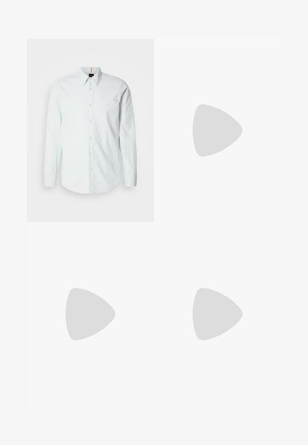Cămașă button-down de culoare albastru deschis, din bumbac, cu mâneci lungi, guler clasic și un mic logo pe piept. Textură moale.; Pantaloni bej dintr-un material fin, cu un design drept, închidere cu nasture în față și detalii discrete de pliu pe față.; Loafers negre din piele cu o finisare netedă, având o curea decorativă și cusături contrastante, asortați cu pantaloni bej.; Ochelari de soare negri cu lentile de culoare maro; formă rectangulară cu un cadru gros, inclusiv accente hardware subtile pe mânere.