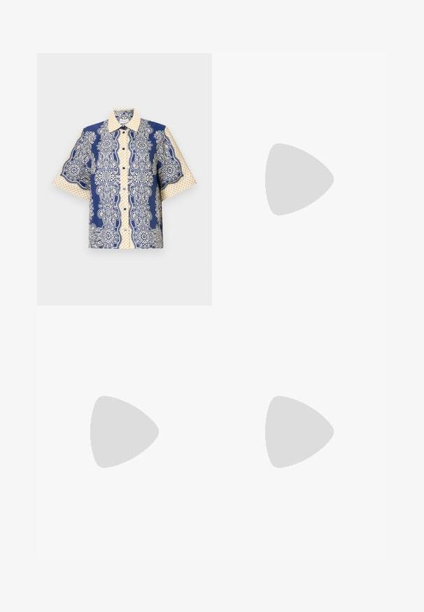 Kurzarmhemd mit einem Navy- und Creme-Paisleymuster sowie gepunkteten Akzenten, durchgehender Knopfleiste und klassischem Kragen.; Weißes kurzärmliges T-Shirt aus geripptem Stoff. Runder Halsausschnitt, normale Passform und dezente Nähte. Keine Muster oder Grafiken.; Rosa Sweatpants mit elastischem Bund, verziert mit dekorativen Patches in Diamantform auf der linken Seite und elastischen Bündchen an den Knöcheln.; Schwarze Leder-Ballettschuhe mit abgerundeter Spitze, glatter Textur, minimalen Nähdetails und einem flexiblen Sohlen-Design.; Braune Ledertasche mit Klappenverschluss, Beschlägen in Goldfarbe, einem Schultergurt und einer glatten Oberfläche. Kompakte rechteckige Form.