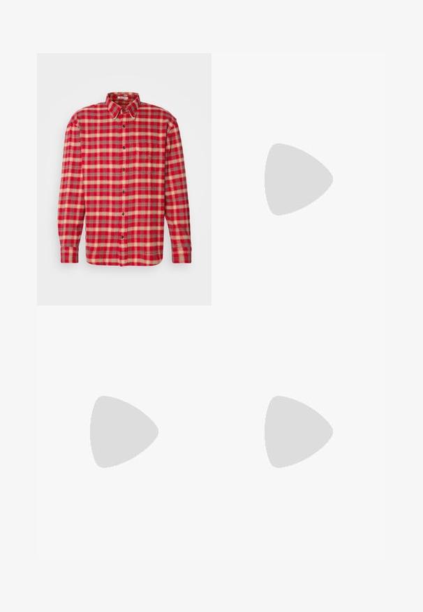 GANT CHECK SHIRT - Vapaa-ajan kauluspaita - ruby red; Mustapuuterinen t-paita, jossa on pyöreä kaula-aukko ja lyhyet hihat. Vasemman rinnan alueella on pieni valkoinen Adidas-logo.; Mustat huovutetut farkut, joissa on joustava vyötärö ja leveät lahkeet, joissa on hienovaraiset pystysaumayksityiskohdat sivuilla.; Mustat nahkakengät, joissa on mokkasinineule ja ommelyksityiskohdat, yhdistettynä ruskeisiin housuihin, puulattialla.