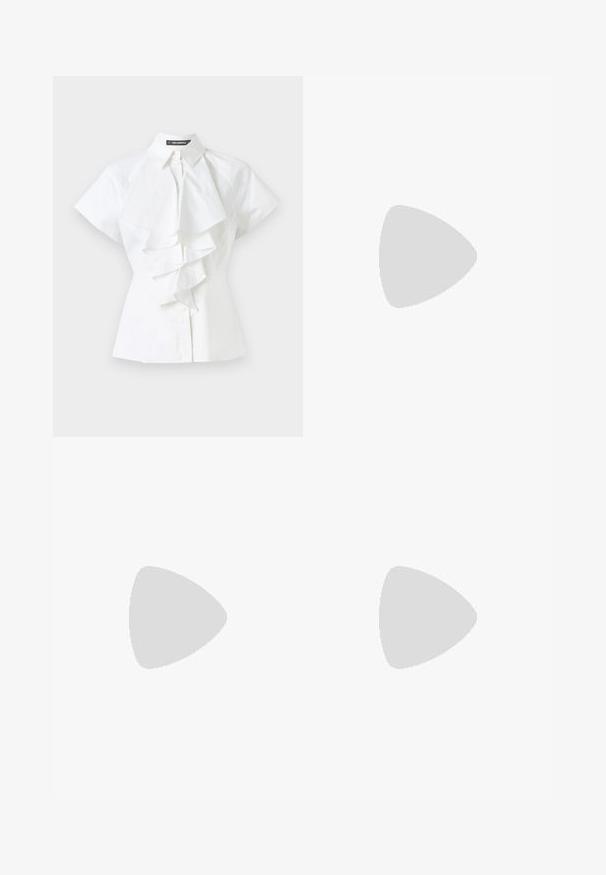 Blouse blanche avec un col et des manches courtes. Des volants décorent le centre, fabriquée en coton lisse.; Pantalons noirs à coupe droite, texture lisse et taille avec une fermeture à bouton unique. Pas de motifs ou d'accents visibles.; Chaussure à talons hauts en cuir noir avec un bout pointu, une bride de cheville et un talon fin. Texture lisse avec un accent doré à la base du talon.; Sac à main en cuir beige avec une forme triangulaire structurée, doté d'une anse en chaîne argentée et d'un logo en cursive en métal.