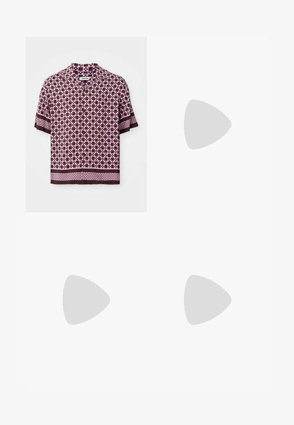 Korte mouw shirt met een bruin en roze geometrisch patroon, vervaardigd uit lichtgewicht stof met een kraag en knoopsluiting.; Zwarte recht gesneden denim jeans met vijf zakken, knoopsluiting en riemlussen, plat gelegd op een witte achtergrond.; Witte sport schoenen met zwarte strepen, met een suede-achtige textuur, een ronde neus en een klittenbandsluiting. Rubberen zool voor grip.; Zwarte stoffen tas met een gestructureerd, gewatteerd patroon. Rondvormig, korte, dikke handvatten en een zachte, flexibele structuur.