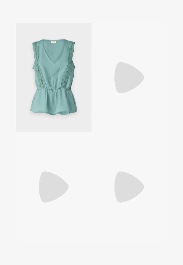 Svetlo mätovo zelený peplum top vyrobený z jemného materiálu, s čipkovými detailmi na pleciach, výstrihom do V a zberaním v pase pre uvoľnené nosenie.; Čierne, vysoké skinny džínsy vyrobené z hladkého, elastického materiálu. Dva strieborné gombíky v páse a minimálne švy.; Biele tenisky s robustným dizajnom, vyrobené z kože a syntetických materiálov, s textúrovanými detailmi, šnúrkami a výrazným zlatým logom.; Tri páry obdĺžnikových slnečných okuliarov: jedny ružové, jedny biele, jedny čierne. Všetky majú tmavé sklá a lesklý plastový rám.; Zlaté kruhové náušnice, štyri kusy, hladký povrch, zaoblený dizajn, rôzne veľkosti, s pántovým uzáverom pre jednoduché nosenie.